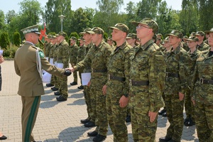 Uroczysty apel podczas którego miało miejsce ślubowanie 64 nowo przyjętych funkcjonariuszy SG