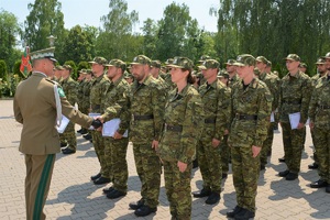 Uroczysty apel podczas którego miało miejsce ślubowanie 64 nowo przyjętych funkcjonariuszy SG
