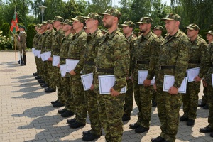 Uroczysty apel podczas którego miało miejsce ślubowanie 64 nowo przyjętych funkcjonariuszy SG