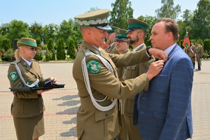Uroczysty apel podczas którego miało miejsce ślubowanie 64 nowo przyjętych funkcjonariuszy SG