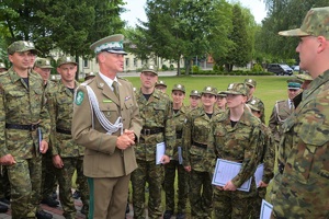 Uroczysty apel podczas którego miało miejsce ślubowanie 64 nowo przyjętych funkcjonariuszy SG