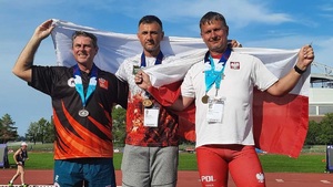 Zwycięzcy zawodów sportowych służb mundurowych na podium