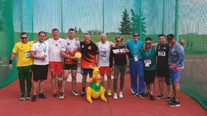 Wspólne zdjęcie uczestników zawodów sportowych służb mundurowych