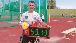 Zwycięski zawodnik przy pomiarze swojego wyniku w zawodach sportowych