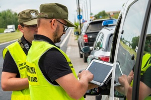 Funkcjonariusze SG prowadzą kontrolę legalności pobytu cudzoziemców