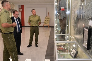 Szef MSWiA w towarzystwie funkcjonariuszy SG zwiedza Salę Tradycji w NOSG