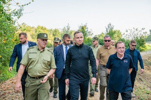 Prezydent RP i Minister SWiA podczas wizyty na granicy państwowej