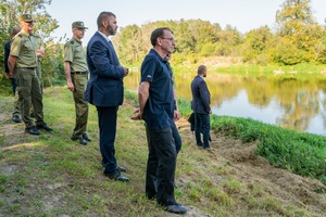 Prezydent RP i Minister SWiA podczas wizyty na granicy państwowej