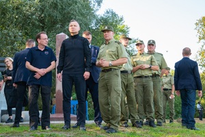 Prezydent RP i Minister SWiA podczas wizyty na granicy państwowej