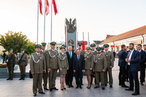 Prezydent RP i Minister SWiA w towarzystwie wyróżnionych funkcjonariuszy SG