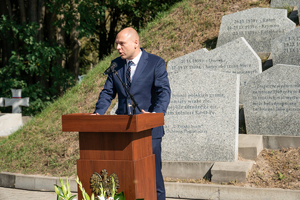 Pan dr Robert Derewenda -  dyrektor Oddziału IPN w Lublinie, przemawia do zebranych gości podczas uroczystych obchodów 84. rocznicy bitwy pod Wytycznem