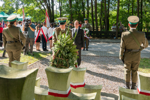 Uczestnicy uroczystości składają wieńce na grobach żołnierzy poległych w bitwie pod Wytycznem