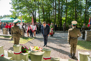 Uczestnicy uroczystości składają wieńce na grobach żołnierzy poległych w bitwie pod Wytycznem