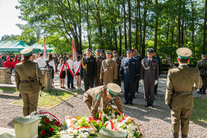 Uczestnicy uroczystości składają wieńce na grobach żołnierzy poległych w bitwie pod Wytycznem
