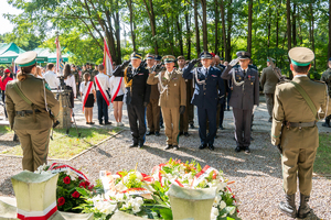 Uczestnicy uroczystości składają wieńce na grobach żołnierzy poległych w bitwie pod Wytycznem