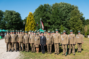 Minister SWiA oraz funkcjonariusze NOSG podczas uroczystości obchodów 84. rocznicy bitwy pod Wytycznem