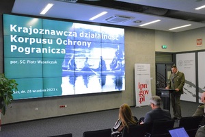 Funkcjonariusz SG podczas wystąpienia na konferencji edukacyjnej