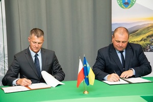 Pełnomocnicy Graniczni Rzeczypospolitej Polskiej oraz Ukrainy podczas podpisania protokołów ze spotkania granicznego
