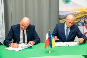 Pełnomocnicy Graniczni Rzeczypospolitej Polskiej oraz Ukrainy podczas podpisania protokołów ze spotkania granicznego