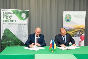 Pełnomocnicy Graniczni Rzeczypospolitej Polskiej oraz Ukrainy podczas podpisania protokołów ze spotkania granicznego
