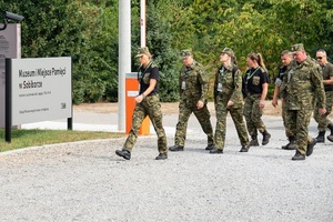 Uczestnicy rajdu pieszego docierają do muzeum w Sobiborze