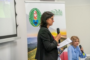 Prelegenci oraz słuchacze w sali konferencyjnej podczas szkolenia nt. „Walka z handlem ludźmi w kontekście współczesnych wyzwań migracyjnych”