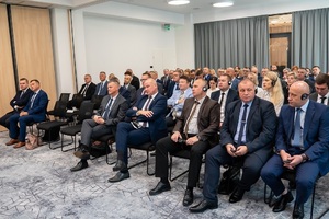 Prelegenci oraz słuchacze w sali konferencyjnej podczas szkolenia nt. „Walka z handlem ludźmi w kontekście współczesnych wyzwań migracyjnych”