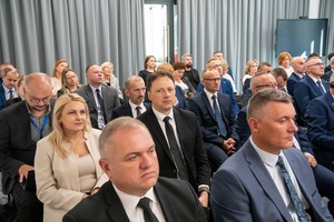 Prelegenci oraz słuchacze w sali konferencyjnej podczas szkolenia nt. „Walka z handlem ludźmi w kontekście współczesnych wyzwań migracyjnych”