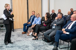 Prelegenci oraz słuchacze w sali konferencyjnej podczas szkolenia nt. „Walka z handlem ludźmi w kontekście współczesnych wyzwań migracyjnych”