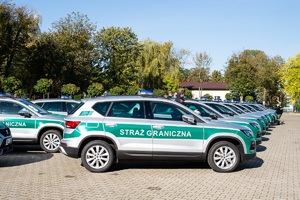Uroczystość przekazania funkcjonariuszom Straży Granicznej nowych pojazdów służbowych w Nadbużańskim Oddziale SG.