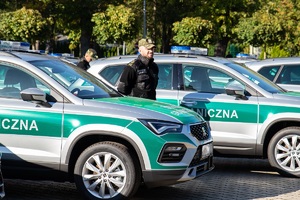 Uroczystość przekazania funkcjonariuszom Straży Granicznej nowych pojazdów służbowych w Nadbużańskim Oddziale SG.