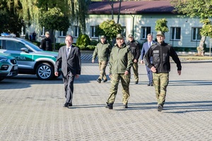 Uroczystość przekazania funkcjonariuszom Straży Granicznej nowych pojazdów służbowych w Nadbużańskim Oddziale SG.