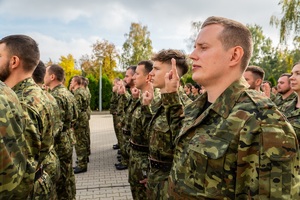 Uroczystość ślubowania nowo przyjętych funkcjonariuszy Straży Granicznej w komendzie NOSG