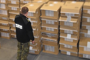 Zabezpieczanie nielegalnych papierosów ujawnionych przez funkcjonariuszy SG, KAS i Policji