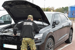 Kontrola zatrzymanego pojazdu przez funkcjonariusza z Placówki SG Terespol