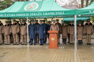 Uroczystość wręczenia awansów i odznaczeń funkcjonariuszom i pracownikom na terenie komendy Nadbużańskiego Oddziału SG