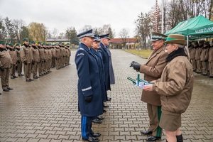 Uroczystość wręczenia awansów i odznaczeń funkcjonariuszom i pracownikom na terenie komendy Nadbużańskiego Oddziału SG