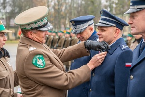 Uroczystość wręczenia awansów i odznaczeń funkcjonariuszom i pracownikom na terenie komendy Nadbużańskiego Oddziału SG
