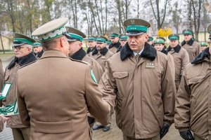 Uroczystość wręczenia awansów i odznaczeń funkcjonariuszom i pracownikom na terenie komendy Nadbużańskiego Oddziału SG