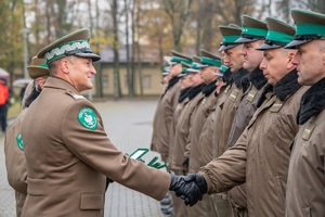 Uroczystość wręczenia awansów i odznaczeń funkcjonariuszom i pracownikom na terenie komendy Nadbużańskiego Oddziału SG