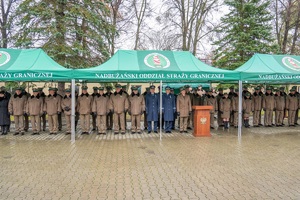 Uroczystość wręczenia awansów i odznaczeń funkcjonariuszom i pracownikom na terenie komendy Nadbużańskiego Oddziału SG