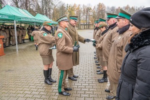 Uroczystość wręczenia awansów i odznaczeń funkcjonariuszom i pracownikom na terenie komendy Nadbużańskiego Oddziału SG