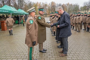 Uroczystość wręczenia awansów i odznaczeń funkcjonariuszom i pracownikom na terenie komendy Nadbużańskiego Oddziału SG