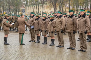 Uroczystość wręczenia awansów i odznaczeń funkcjonariuszom i pracownikom na terenie komendy Nadbużańskiego Oddziału SG