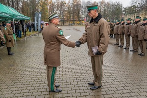 Uroczystość wręczenia awansów i odznaczeń funkcjonariuszom i pracownikom na terenie komendy Nadbużańskiego Oddziału SG