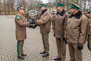 Uroczystość wręczenia awansów i odznaczeń funkcjonariuszom i pracownikom na terenie komendy Nadbużańskiego Oddziału SG
