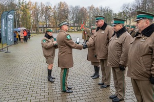 Uroczystość wręczenia awansów i odznaczeń funkcjonariuszom i pracownikom na terenie komendy Nadbużańskiego Oddziału SG