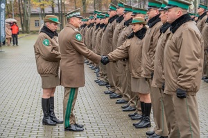 Uroczystość wręczenia awansów i odznaczeń funkcjonariuszom i pracownikom na terenie komendy Nadbużańskiego Oddziału SG