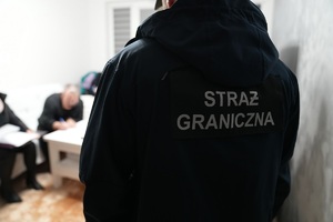 Funkcjonariusze NOSG dokonują czynności związanych z zatrzymaniem osób o udział w zorganizowanej grupie przestępczej