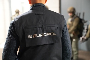 Funkcjonariusze NOSG dokonują czynności związanych z zatrzymaniem osób o udział w zorganizowanej grupie przestępczej